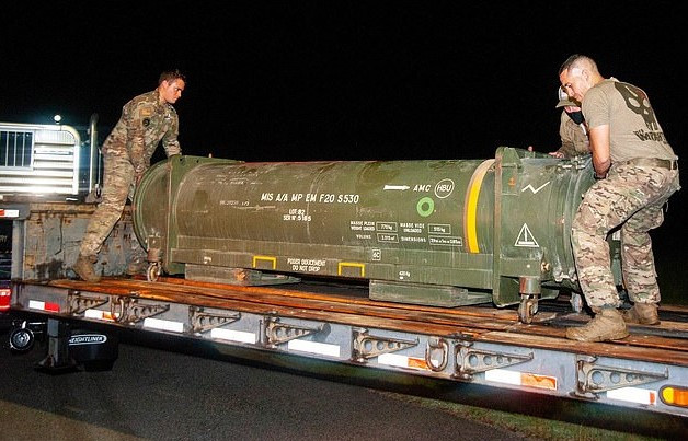 Aeroport din Florida evacuat după descoperirea unei rachete într-un container