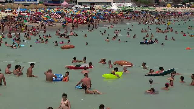 Alertă de Covid pe litoral. O femeie a stat 2 zile la plajă în Eforie Nord, deși se simțea rău