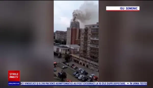 Incendiu uriaș la clădirea în care se află Consiliul Judeţean și Prefectura Reșița. Focul a fost stins după câteva ore