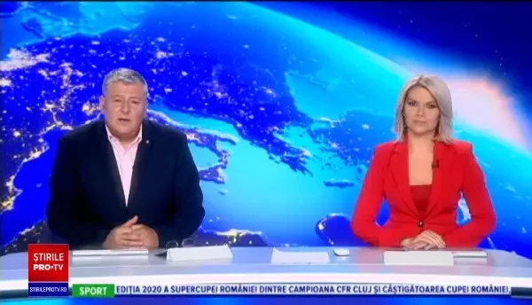 Scene incredibile. Mai mulți salvamari au scos un rechin din apă cu mâinile goale. Ce a urmat