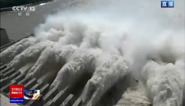 Record istoric de inundații în China. O uriașă statuie a lui Buddha, veche de mii de ani, amenințată