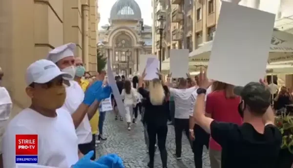 Angajații HoReCa protestează în fața restaurantelor. Acuză ruinarea uneia dintre cele mai importante industrii ale României