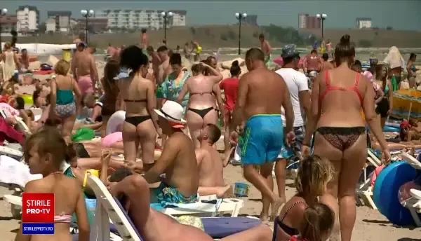 Femeia care a mers pe o plajă aglomerată din Eforie Nord, deși se simțea rău, are Covid-19