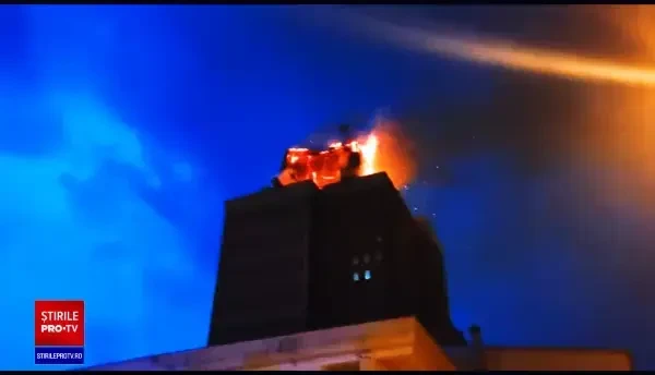 Incendiu uriaș la clădirea în care se află Consiliul Judeţean și Prefectura Reșița. Focul a fost stins după câteva ore