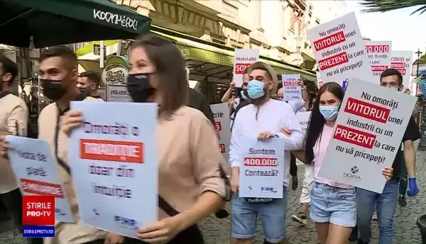Angajații HoReCa au protestat în fața restaurantelor. Acuză ruinarea industriei