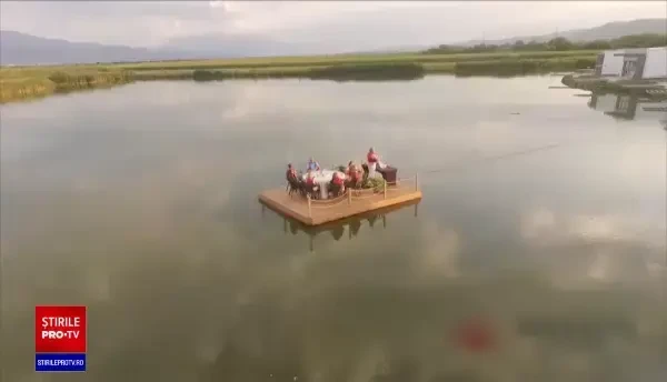 Lacurile de lângă marile orașe, o nouă atracție pentru români. Masa este servită în mijlocul apei