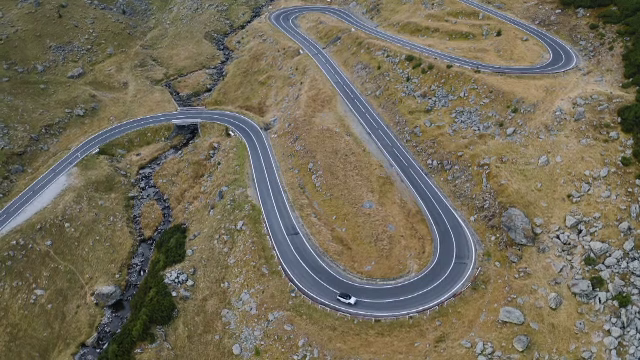 Raliu inedit în Sibiu: mașini vechi de 100 de ani și automobile electrice se întrec pe Transfăgărășan