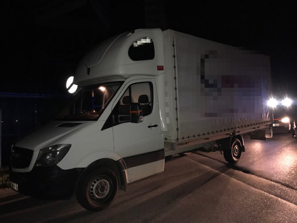 Român arestat în Austria după ce a fost prins cu un camion plin de migranți. Câți bani a încasat
