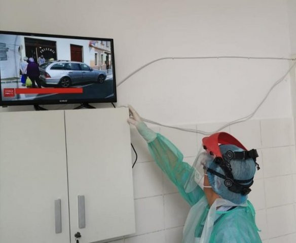 Medicii din Iași aduc televizoare de acasă și cumpără smartphone-uri pentru ca bolnavii Covid să-și vadă familiile