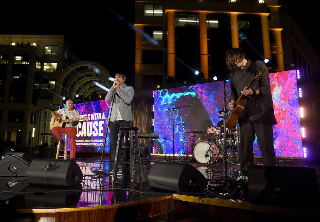 Doliu în lumea muzicii. Primul chitarist al Red Hot Chili Peppers a murit la 64 de ani