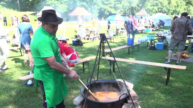 Gulașul este vedetă în Sibiu. 15 bucătari și-au pus la încercare talentul pentru a-l găti: „Le dau 10!”