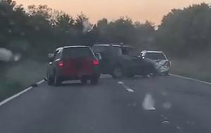 VIDEO. Șoferi filmați când se lovesc între ei cu mașinile pe o șosea aglomerată din UK