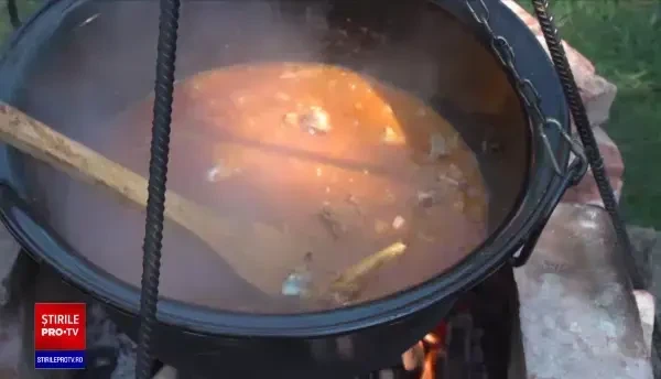 Gulașul este vedetă în Sibiu. 15 bucătari și-au pus la încercare talentul de a găti: „Le dau 10!”