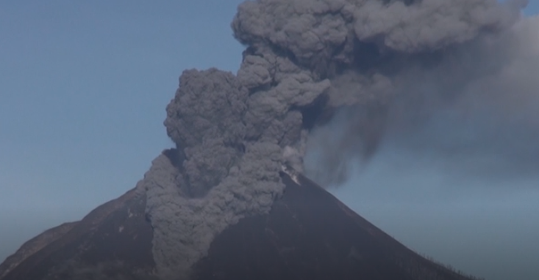 VIDEO. Un vulcan din Indonezia a expulzat un nor de cenușă până la la 1.000 m altitudine