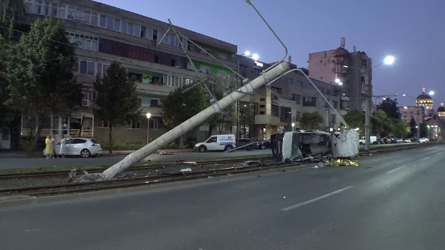 ANIMAȚIE GRAFICĂ. Cum s-a răsturnat microbuzul din Arad, în care a murit un tânăr