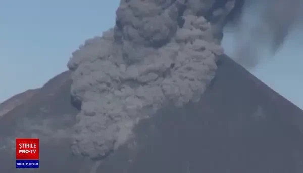 VIDEO. Un vulcan din Indonezia a expulzat un nor de cenușă până la la 1.000 m altitudine