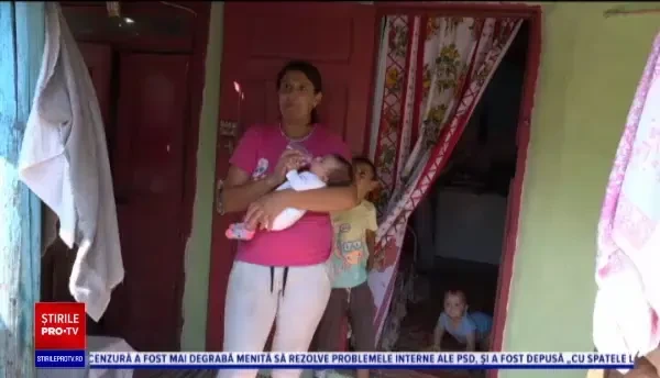 O mamă din Botoșani a ajuns să locuiască cu copiii în gradj. Fostul soț i-ar fi incendiat casa