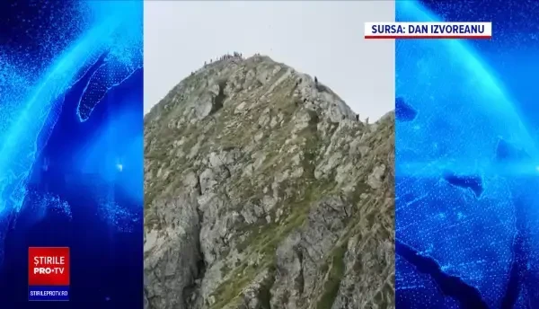 Umăr la umăr pe vârful Moldoveanu. Sute de oameni s-au înghesuit pe creste