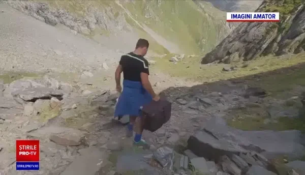 VIDEO. Un ”domn cu troler”, ca la aeroport, a plecat la drum pe munte, spre Vârful Moldoveanu