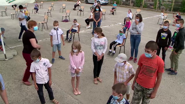 Zeci de elevi din Iași au văzut pentru prima dată cum arată o cabină de duș