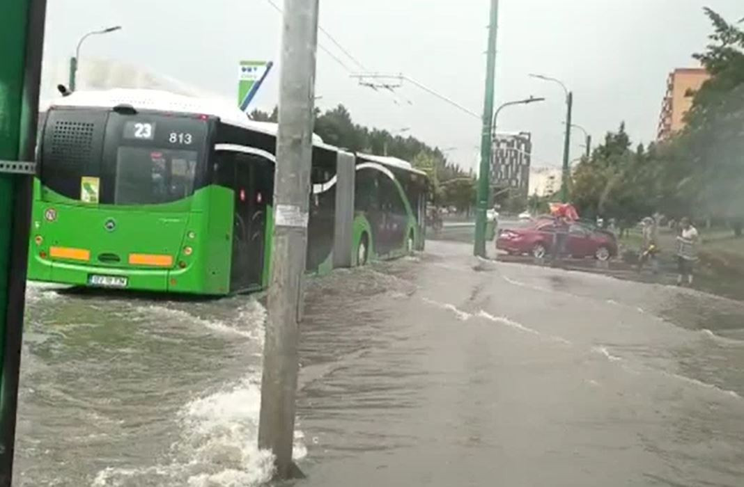 Alertă ANM. Cod portocaliu de vijelii în cea mai mare parte a țară. Harta județelor afectate
