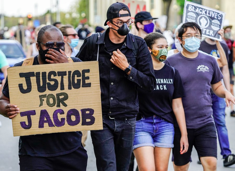 Un bărbat din SUA a fost împușcat de poliție de mai multe ori în spate în timp ce copiii lui se aflau în mașină