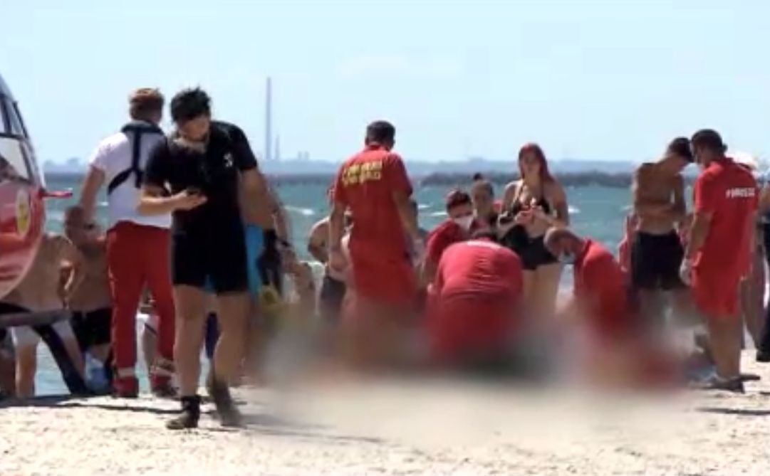 Un tânăr s-a înecat la Corbu, iar altul a fost salvat de turiști. De ce e foarte periculoasă marea la sfârşit de august