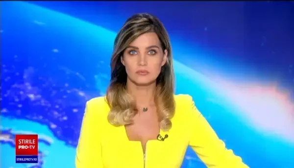 Clipe de groază pentru şoferul unui microbuz. Autovehiculul s-a făcut scrum în câteva minute