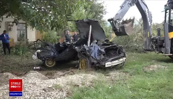 Un tânăr din Mureș a murit, după ce s-a izbit cu mașina în mai mulți copaci și o casă