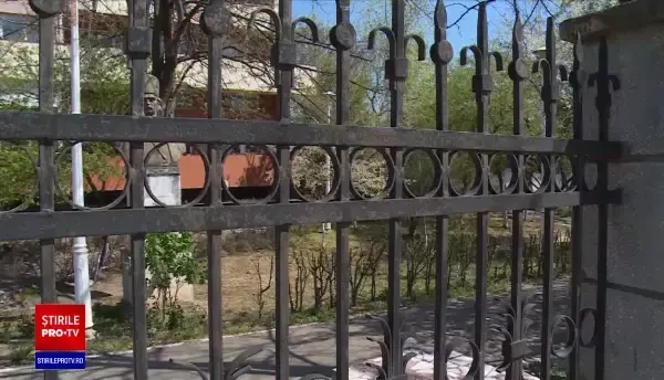 Multe cămine de bătrâni se golesc din cauza pandemiei. Rudele își iau bunicii acasă: „Am intrat în panică”