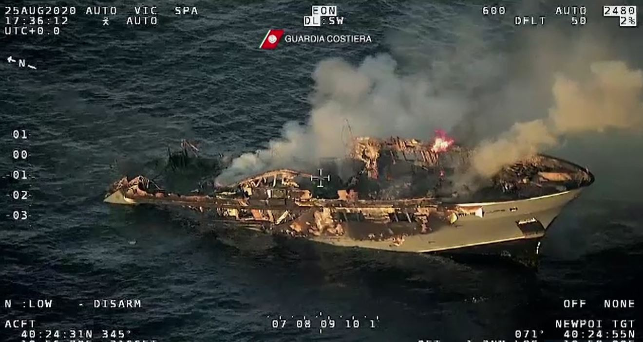 Imagini dramatice cu un iaht mistuit de flăcări în Sardinia. Ce s-a întâmplat cu oamenii aflați la bord