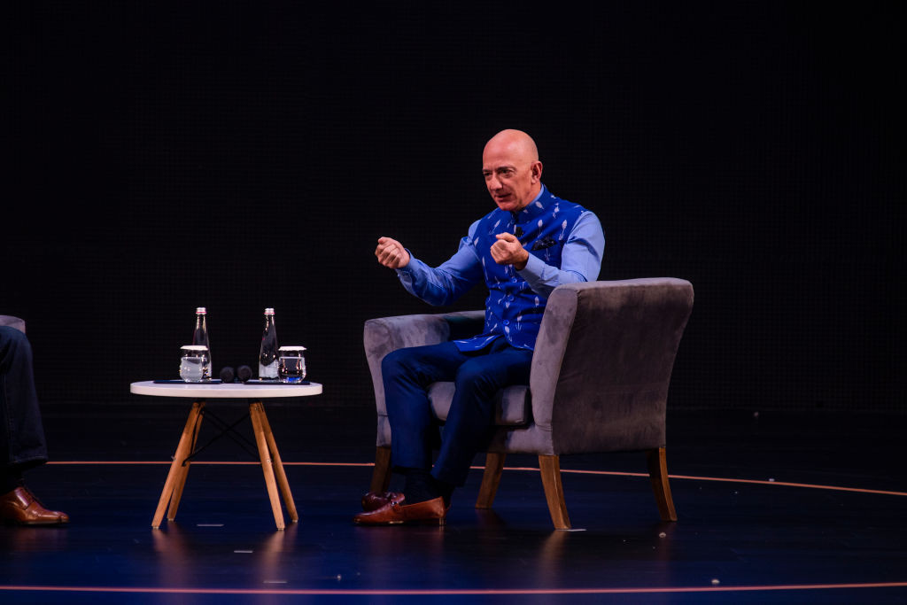 Jeff Bezos a doborât încă un record mondial al averii. E aproape cât PIB-ul României din 2017