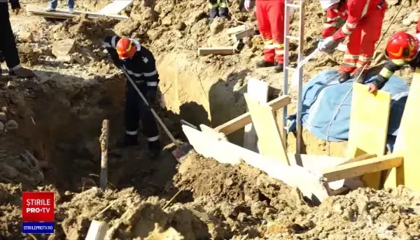 Misiune contracronometru în Baia Mare pentru a salva un bărbat, prins sub un mal de pământ