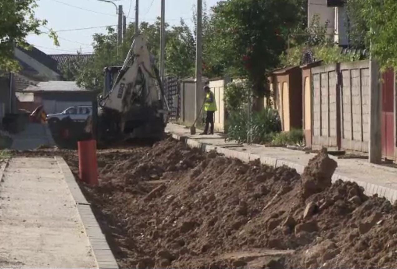 Locuitorii unei străzi din Craiova, blocați în curți de un şantier. Nici Salvarea nu poate ajunge la ei