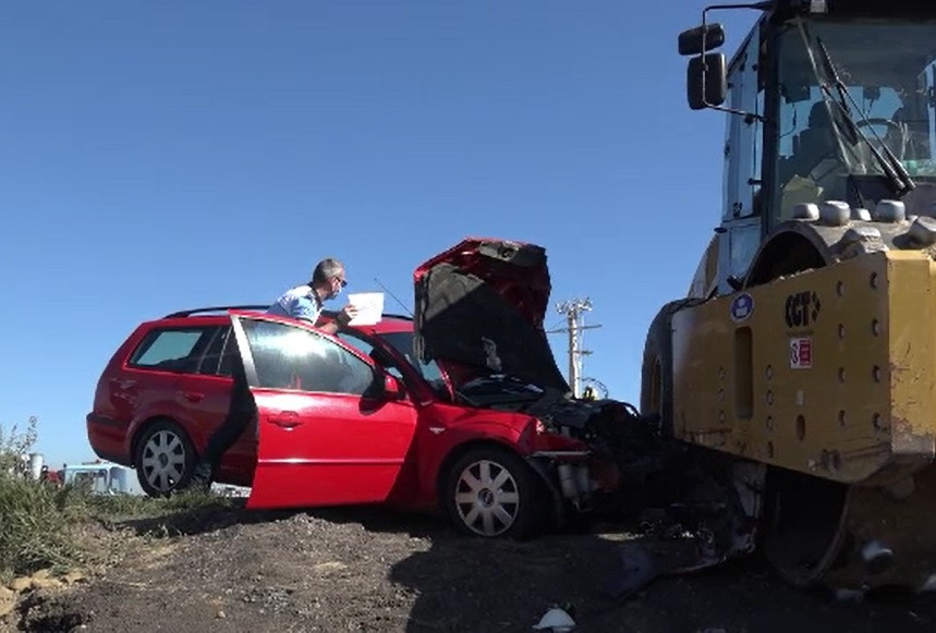 Accident pe Autostrada Transilvania: o mașină a intrat violent într-un utilaj de 18 tone