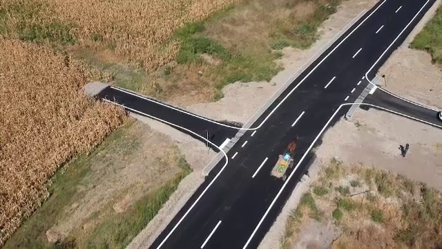 Șosea nouă în Prahova, care dă într-un lan de porumb. Explicația primarului: "Scurtează traseul"