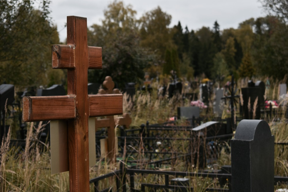 Doi adolescenți au fost torturați, violați și îngropați de vii într-un cimitir. Motivul e șocant