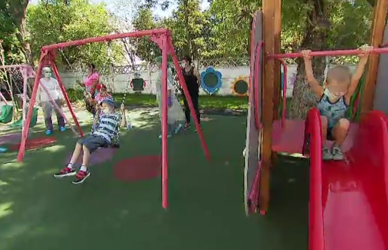 Voluntarii au transformat curtea Institutului Oncologic într-un loc de joacă pentru copiii grav bolnavi