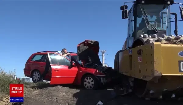 Accident pe Autostrada Transilvania: o mașină a intrat violent într-un utilaj de 18 tone