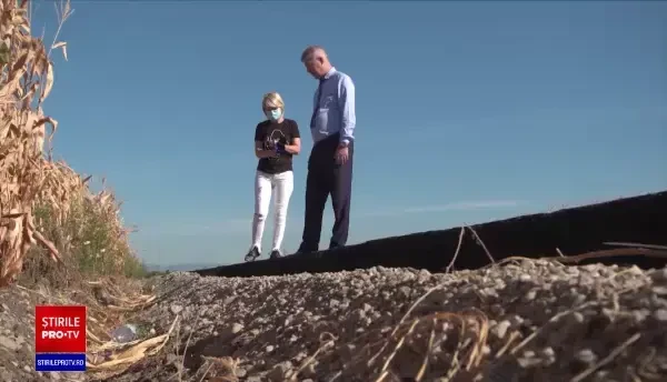 Șosea nouă în Prahova, care dă într-un lan de porumb. Explicația primarului: "Scurtează traseul"