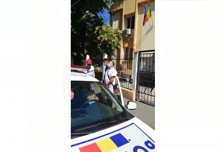 Bărbat reținut după ce a amenințat cu o sabie și un pistol mai multe persoane pe internet