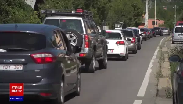 Românii au stat ore în șir la coadă pentru răcoarea de la munte: "Am venit la munte pentru aer curat şi ..mizerie"