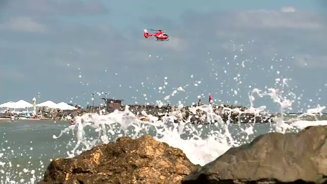 Operațiuni dramatice de salvare pe litoral, o familie întreagă luată de ape. ”Oamenii sunt inconștienți”