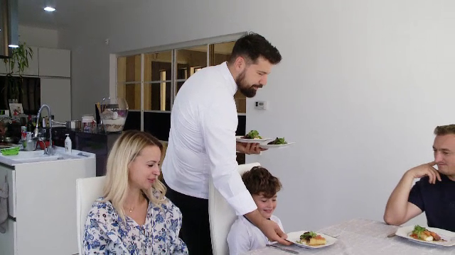 Alternativa la restaurante: Românii înstăriți cheamă bucătari acasă să le gătească