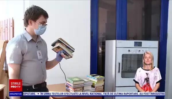 Aparat pentru sterilizat cărți, la biblioteca din Cluj-Napoca. Sunt dezinfectate filă cu filă