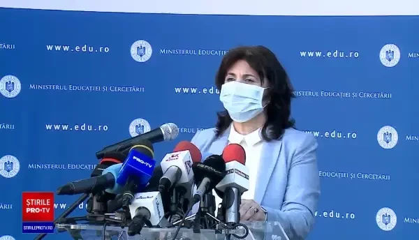 Părinții află în 10 septembrie condițiile în care copiii încep școala pe timp de pandemie