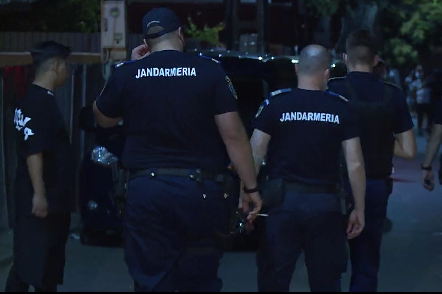 Scandal la Glina. O familie a fost atacată în propria curte cu bâte și topoare