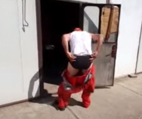 Un candidat PSD din Suceava și-a dat pantalonii jos, deranjat de întrebările unui localnic. VIDEO