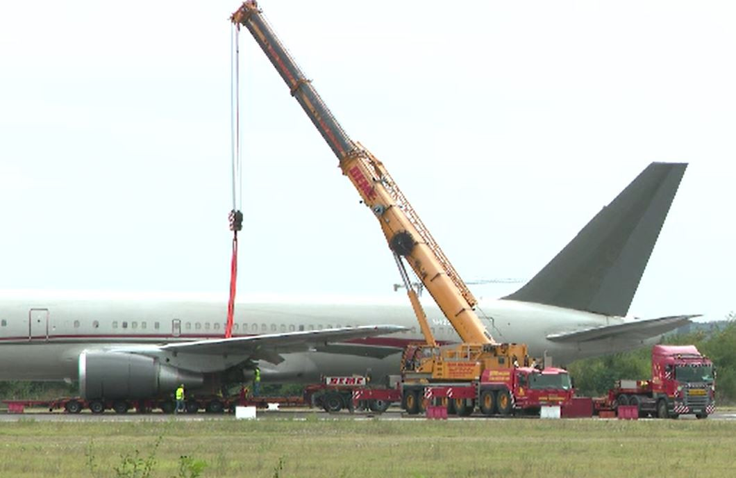 Autoritățile, puse la grea încercare de accidentul de pe aeroportul Băneasa. Cum a fost scos avionul de pe pistă
