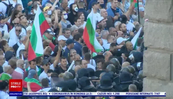 Violențe fără precedent în Bulgaria: zeci de oameni au fost răniți în confruntări cu forțele de ordine